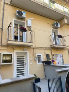 un edificio de apartamentos con balcón y altavoces en La Borbona Ercolano en Ercolano