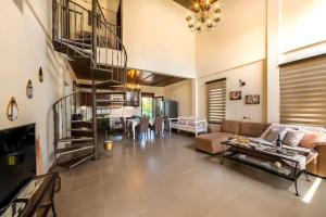 Villa Kampos في كوكيني خانيون: غرفة معيشة كبيرة مع أريكة ودرج