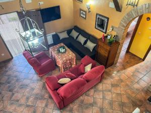 een woonkamer met een bank en een tafel bij VILLA AMANECER in Candeleda