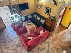 an overhead view of a living room with a couch and a table at VILLA AMANECER in Candeleda
