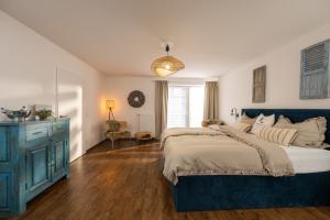 um quarto com uma cama grande e uma cómoda azul em Kleiner Storch - Seehotel Dümmer em Hüde