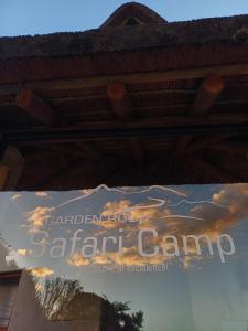 um sinal para um jogo de safari ao lado de um edifício em Garden Route Safari Camp em Mossel Bay