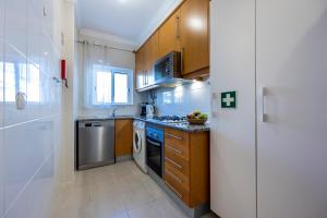 eine kleine Küche mit einem Herd und einem Kühlschrank in der Unterkunft Casa Serena, Portugal in Guia