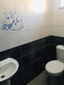 łazienka z toaletą i umywalką w obiekcie Derrick Guest House w mieście Johannesburg