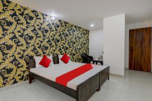 um quarto com uma cama e um papel de parede amarelo e preto em OYO Flagship New Bhandan Lawn em Lucknow