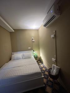 1 dormitorio con 1 cama en una habitación en The Grand Bali Hotel en Melaka