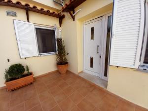 una habitación con una puerta y dos macetas en Sapphire apartment, en Agios Nikolaos