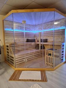 una sauna con un recinto de cristal en una habitación en Ferienhaus-Auszeitgeniessen, en Heinsberg