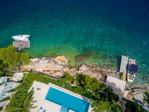 una vista aérea de una casa y del océano en Villa Brac Neptuno - 6 Bedroom Luxury Villa - Sauna - Gym - Sea Views, en Selca