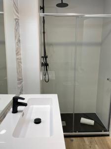 y baño con lavabo y ducha. en Exyca Metropolitano, en Madrid