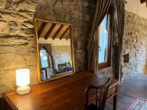 um espelho numa mesa de madeira num quarto em La Stalla - Villa with pool em Toano