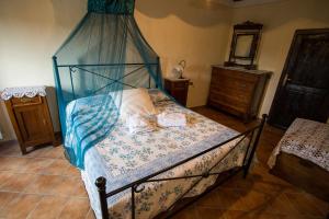 Tempat tidur dalam kamar di Authentic Chianti StoneHouse with Garden&Terrace