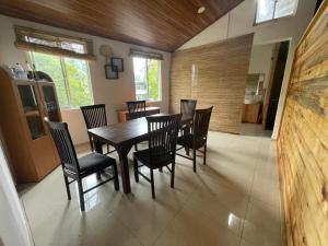comedor con mesa de madera y sillas en JP Hostels & Apartment, en Kandy