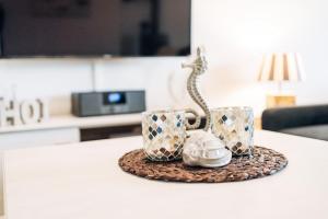 a tray with two cups and a snake on a counter at Heimathafen Schlei in Olpenitz