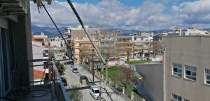 コモティニにあるFoivos Apartmentのバルコニーから市街の景色を望めます。