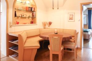 - une salle à manger avec une table et des chaises en bois dans l'établissement Ferienwohnung -Villa Am Stadtpark- Blankenburg mit Balkon und Sauna, à Blankenburg
