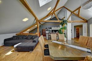 una sala de estar con un sofá y una mesa en Ferienwohnung Rupp, en Sibratshofen 18 fotos más