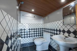 A bathroom at Kerala Nature Houseboat by Coco floatel