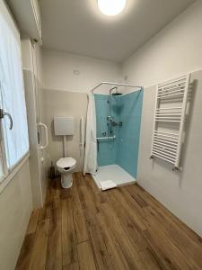 een badkamer met een douche en een toilet bij Airuno Rooms in Airuno