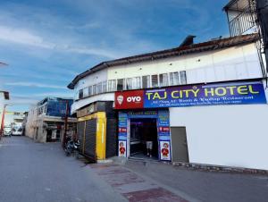Taj City Hotel في آغْرا: عماره فيها فندق ستار ستي على شارع