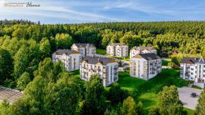 uma vista aérea de um complexo de apartamentos em Wonder Home - Apartament Górska Panorama z widokiem na uzdrowisko i Góry Izerskie em Świeradów-Zdrój