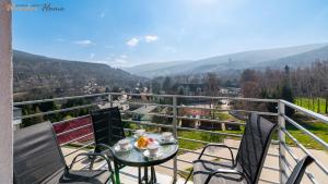 a table and chairs on a balcony with a view at Wonder Home - Cicha 13, apartamenty z balkonami, blisko centrum in Świeradów-Zdrój