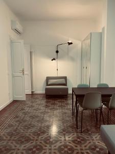 salon z kanapą, stołem i krzesłami w obiekcie Noliday Savona Center Art Deco Apartment w mieście Savona