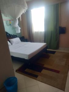 Postel nebo postele na pokoji v ubytování Riversand 2nd floor private suite with lake views,WI FI & balcony