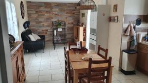 - une cuisine et une salle à manger avec une table et des chaises dans l'établissement AGAPANTHE, à Saint-Georges-lès-Baillargeaux