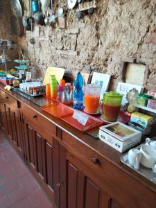 un mostrador con algunas bebidas encima en Agriturismo San Martino, en Ponsacco