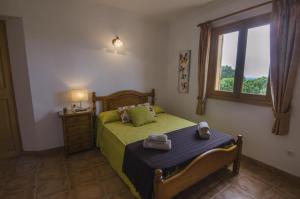 une chambre avec un lit et une fenêtre dans l'établissement Finca Can Confit - Grupo Berna, à Campos 15 autres photos