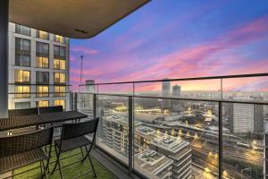 ein Balkon mit Blick auf die Stadt in der Unterkunft Elegant 2BR flat on 20th floor near many attractions in London