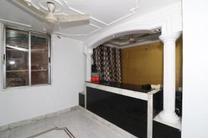 uma sala de estar com lareira e uma janela em OYO Flagship Hotel Novelty Pride em Bankipur