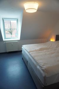 a bedroom with a large bed and a window at City Apartement im Herzen der Stadt in Würzburg