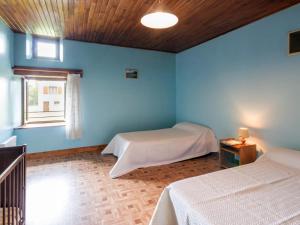 Habitación azul con 2 camas y ventana en Gîte Sauvain, 4 pièces, 6 personnes - FR-1-496-42 en Sauvain