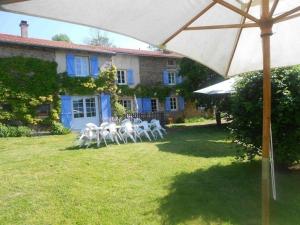 un groupe de chaises blanches devant une maison dans l'établissement Gîte Saint-Alban-les-Eaux, 7 pièces, 10 personnes - FR-1-496-95, à Saint-Alban-les-Eaux