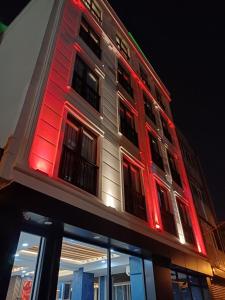 White Palace Hotel في إسطنبول: مبنى به انارة حمراء على جانبه