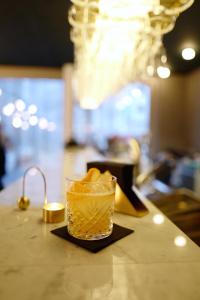 a drink sitting on top of a counter at Base Vevey in Vevey