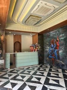 un vestíbulo con una pintura en la pared de un edificio en Hotel A R Paradise en Mire