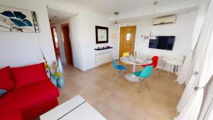 sala de estar con sofá rojo y mesa en Casa Fresa, A Simply Spanish Rentals Property, en Murcia
