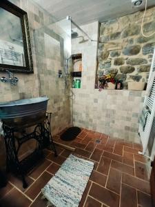 un bagno con lavandino e doccia di Old Style Studio a Perugia