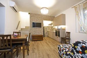 cocina y sala de estar con mesa y comedor en Casina Valentina - Happy Rentals, en Florencia