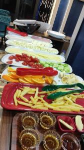 una fila de platos llenos de diferentes tipos de alimentos en White Palace Hotel, en Estambul