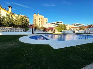 ein Swimmingpool mitten in einem Hof in der Unterkunft Villa Pepita - 3 dormitorios - 350 metros playa - Piscina in Torremolinos