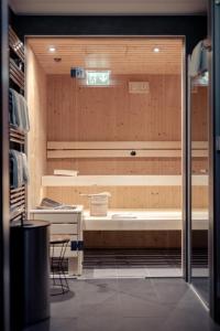 ein Zimmer mit einer Sauna mit einem Tisch und einem Stuhl in der Unterkunft Base Vevey in Vevey