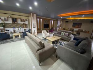 uma grande sala de estar com sofás e uma mesa em ADA LİFE SUİT HOTEL VAN em Bostaniçi