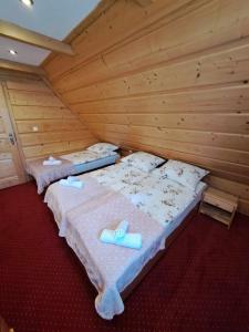 Ένα ή περισσότερα κρεβάτια σε δωμάτιο στο Apartament u Chowańców (blisko baseny termalne)