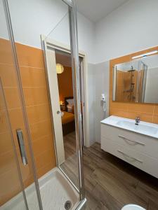 een badkamer met een douche en een wastafel bij Airuno Rooms in Airuno