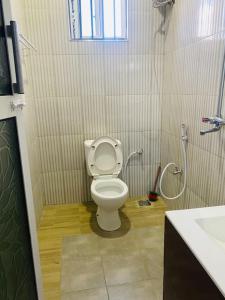 un piccolo bagno con servizi igienici e lavandino di Venem Ensuite bathroom Elephant house a Kisongo