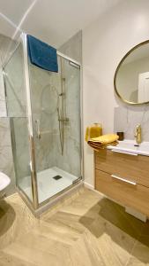 a bathroom with a shower and a sink at Appartement Apollinaire au cœur de Lorient in Lorient